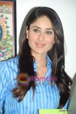 Kareena Kapoor at the launch of the Marathi version of Rutuja Diwekar_s hot selling book Don_t Lose Your Mind, Lose Your Weight in Khar on 13th Nov 2009 (20).JPG